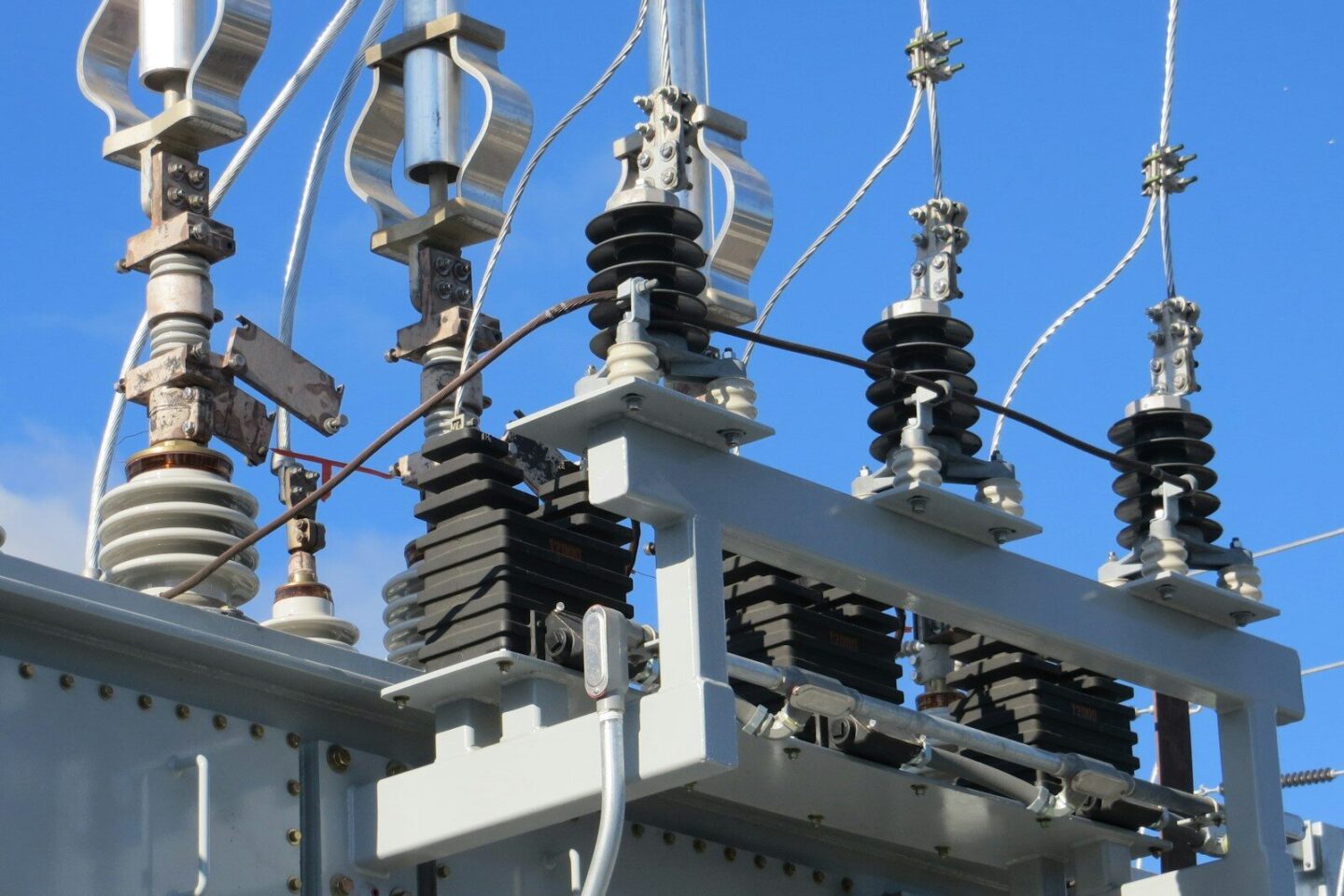 Przemysł zużywa mniej energii, ale płaci więcej. Skąd bierze się ten paradoks?