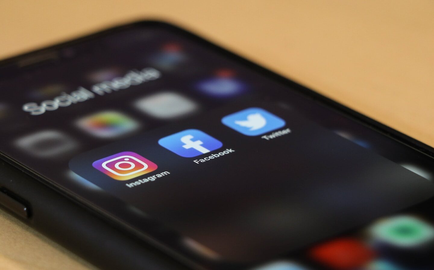 Jak zarządzać Instagramem firmy? Kiedy warto zlecić obsługę na zewnątrz